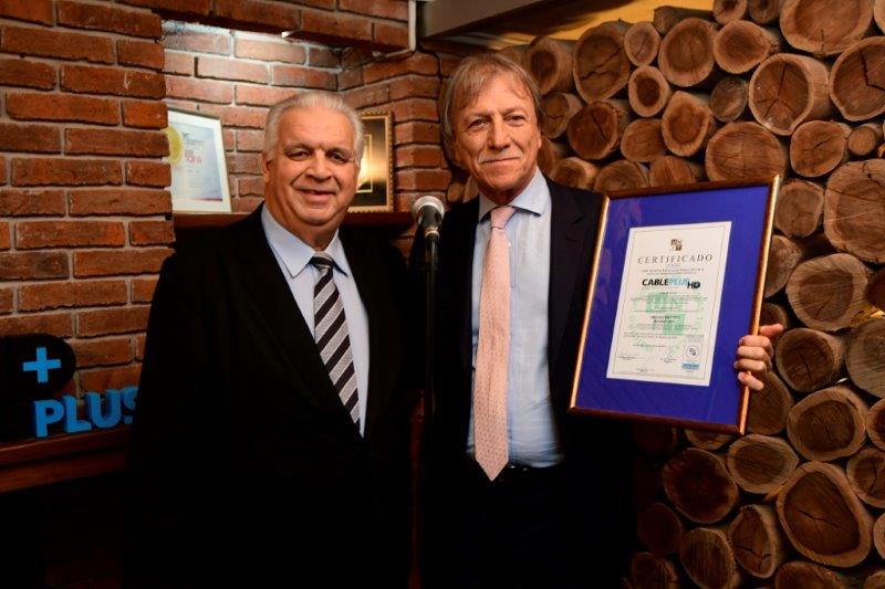 José P. Sintas, Presidente del Instituto Uruguayo de Normas Técnicas (UNIT) y el Esc. Edgar Welker, Presidente del Directorio de Cable Plus.