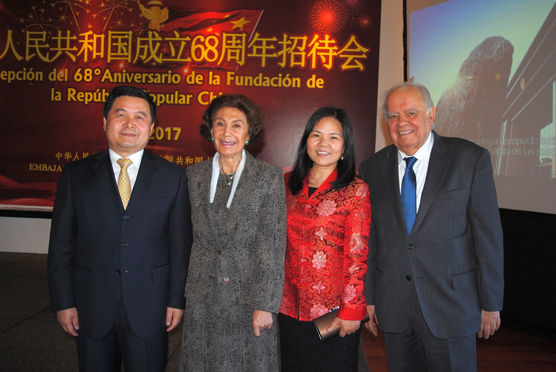 Embajador de China Dong Xiaojun, Laila Sfeir, Xia Zhishun, Enrique Iglesias.