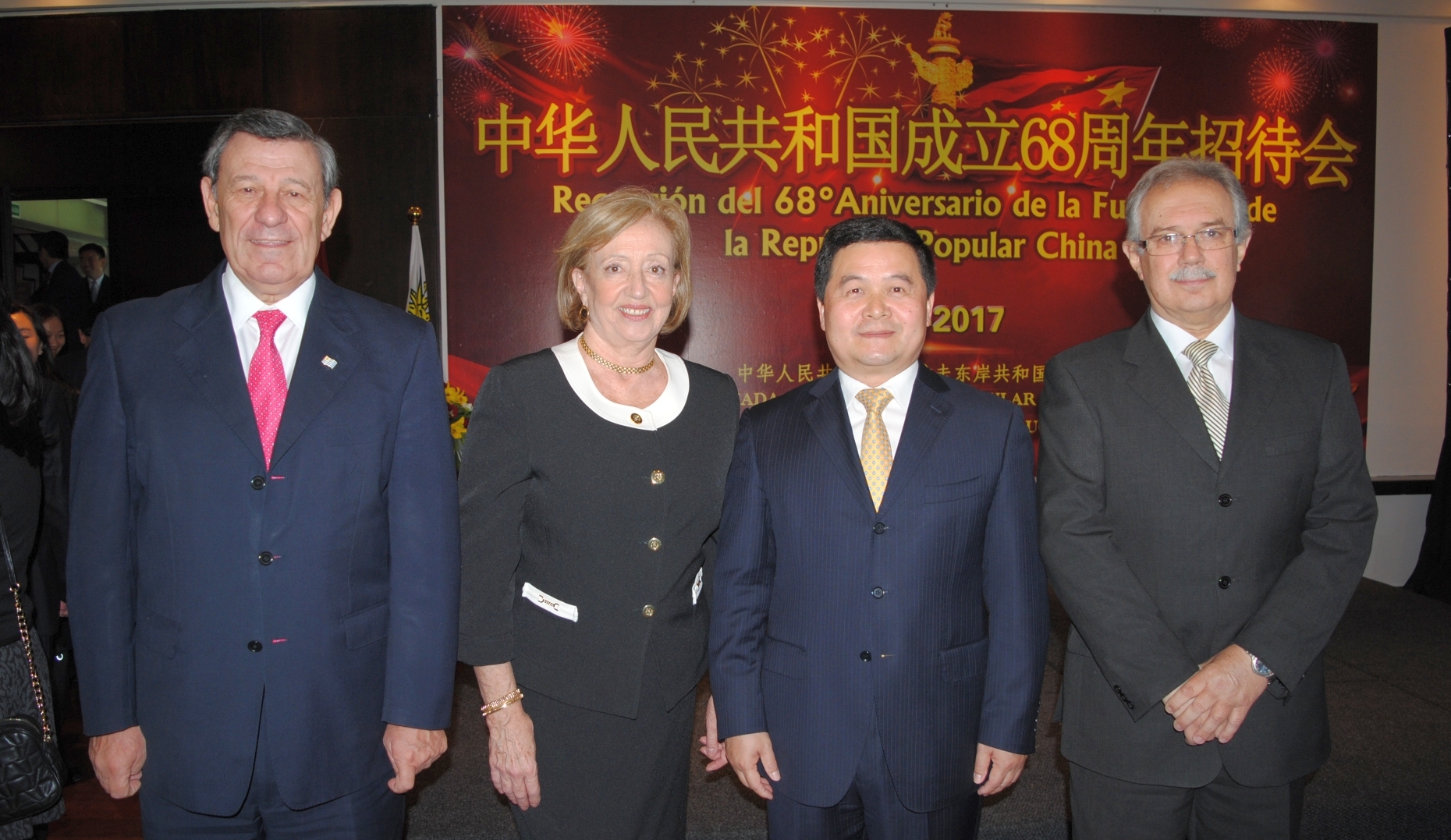 Rodolfo Nin Novoa, María Julia Muñoz, Embajador de China Dong Xiaojun, Jorge Menéndez.