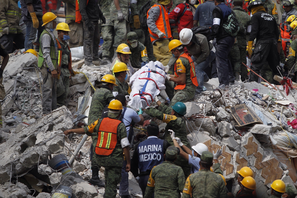 Durante toda la jornada, los equipos de rescate retiraron los cuerpos. Foto: EFE