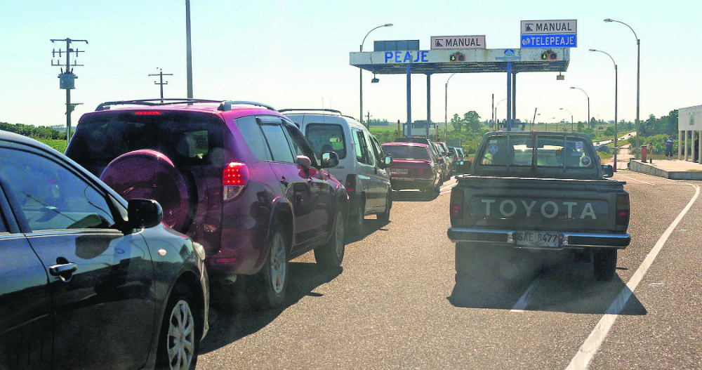 Las dos cabinas recaudadoras de Garzón no alcanzan durante el verano. Foto: R. Figueredo
