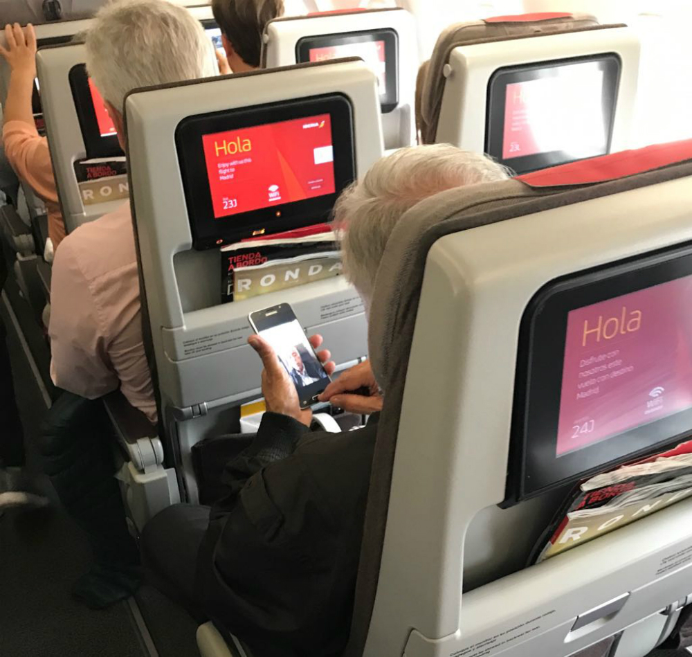 Héctor Amodio Pérez en avión rumbo a Madrid. Foto: Gentileza de un lector.