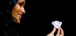 La piedra de 1.109 quilates es la más grande encontrada en este siglo. Foto: EFE