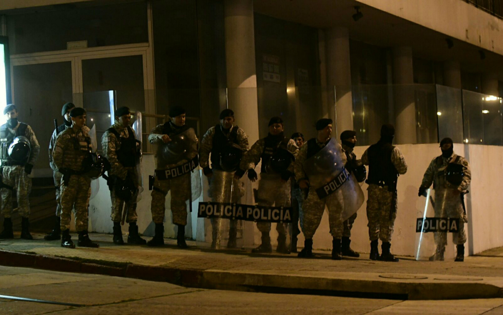 La Policía se desplegó por Pocitos atentos a acciones violentas por festejos de Peñarol. Foto: Marcelo Bonjour