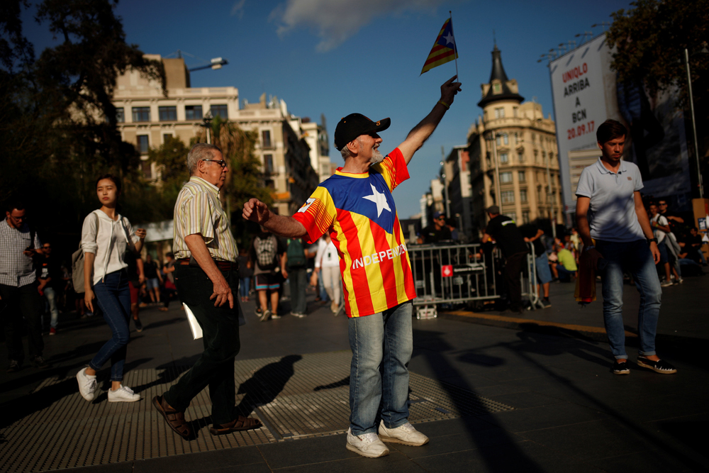 Un militante por la secesión en las calles de Barcelona. Foto: Reuters