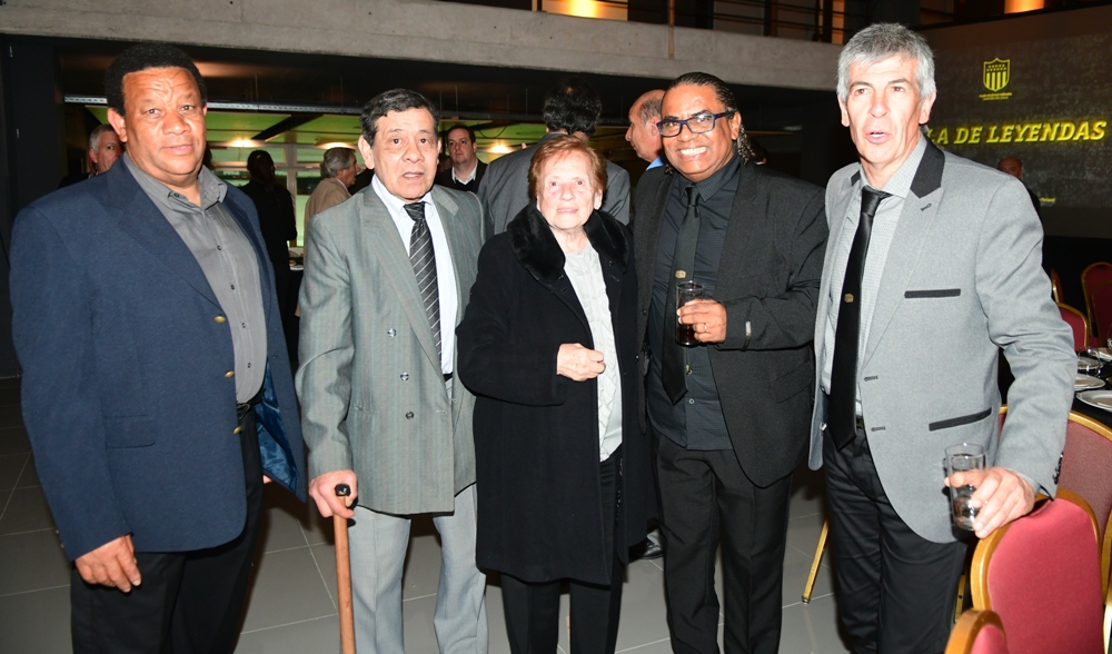 Gala. Diogo, Morales,  Picarelli, Jair y Miguel Peirano