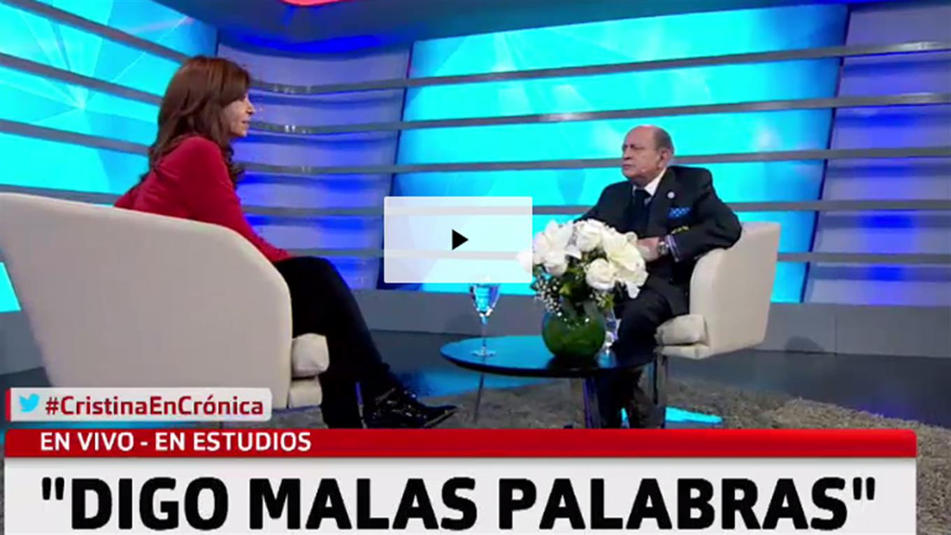 Las placas de la visita de CFK a Crónica.
