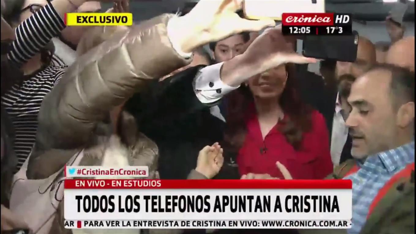 Las placas de la visita de CFK a Crónica.