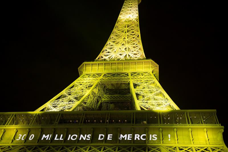 Torre Eiffel se iluminó por sus 300 millones de visitantes. Foto: EFE