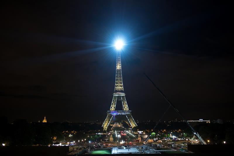 Torre Eiffel se iluminó por sus 300 millones de visitantes. Foto: EFE