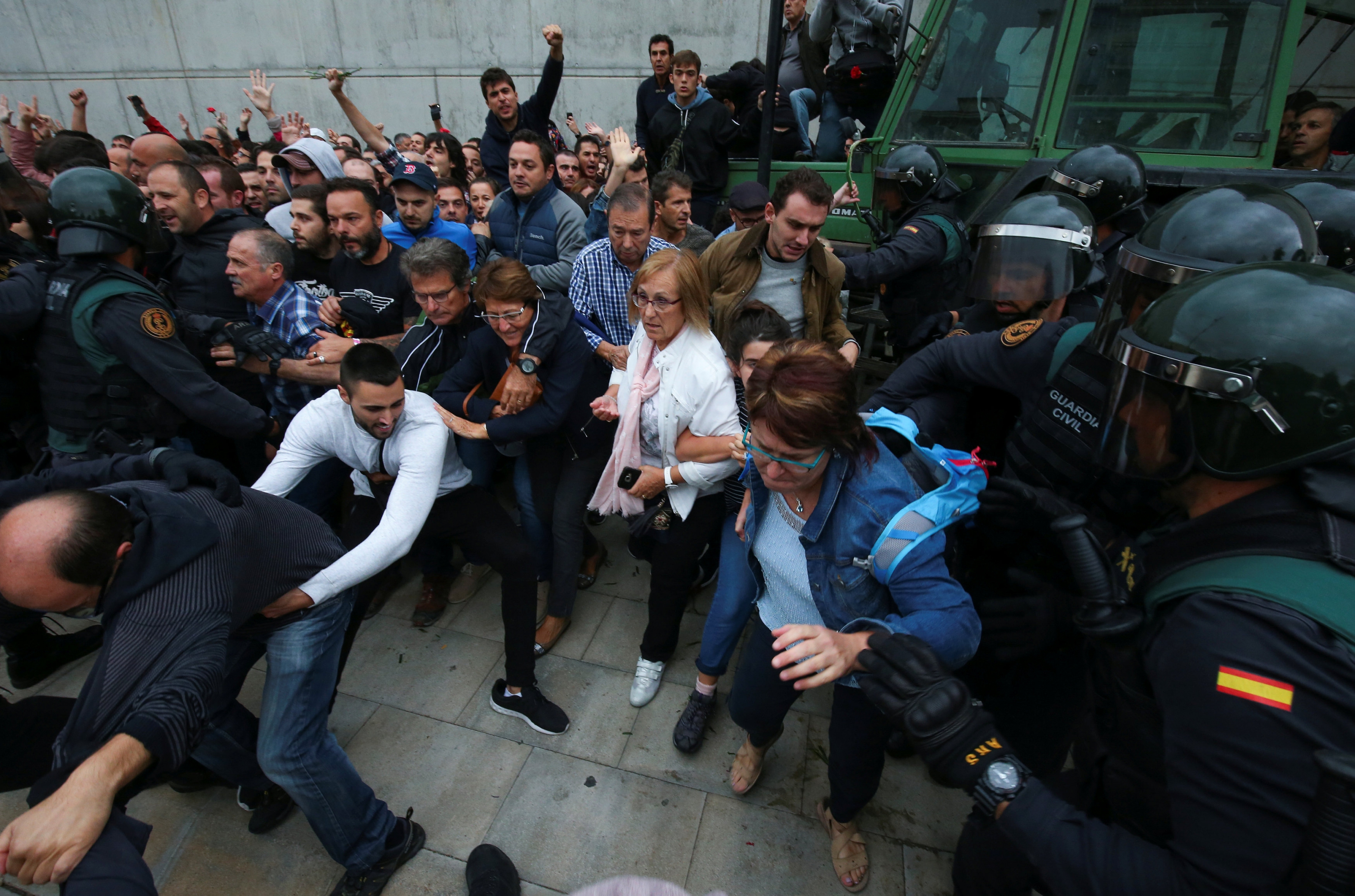 Enfrentamiento entre policías y votantes. Foto: Reuters