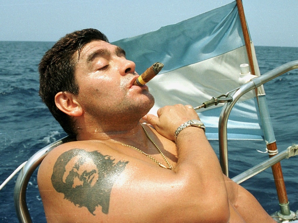 Diego Armando Maradona con tatuaje de Che Guevara.