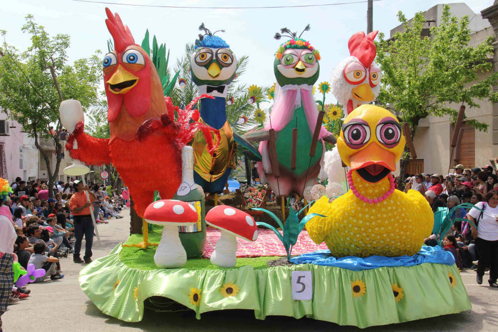 Música, coreografías y carros alegóricos en el desfile. Foto: Daniel Rojas