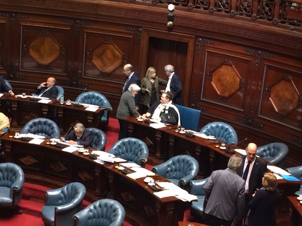 Michelle Suárez con Lucía Topolansky. Foto: Bruno Scelza