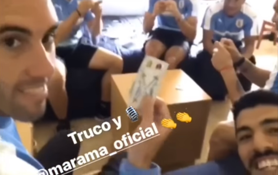 Suárez y Godín entre la cumbia y el truco en la concentración