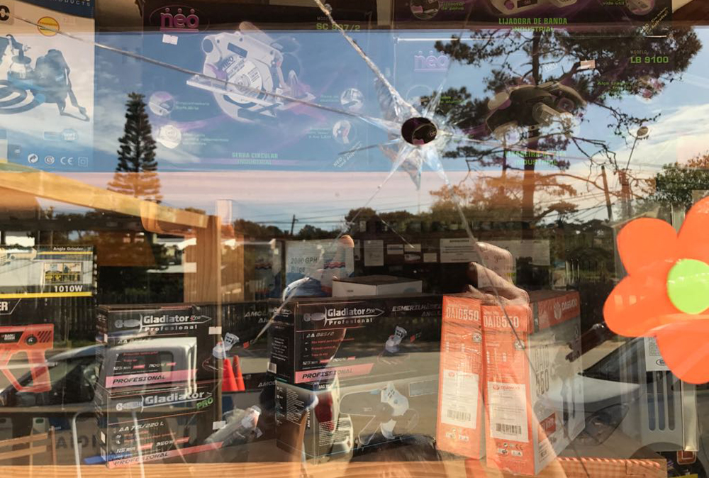 En los últimos dos días, la vidriera de la barraca Colón recibió tres impacto de bala. Foto: El País