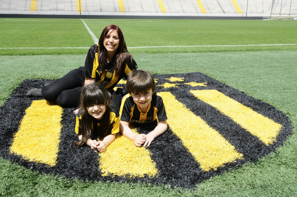 Leticia y sus hijos, hinchas de Peñarol