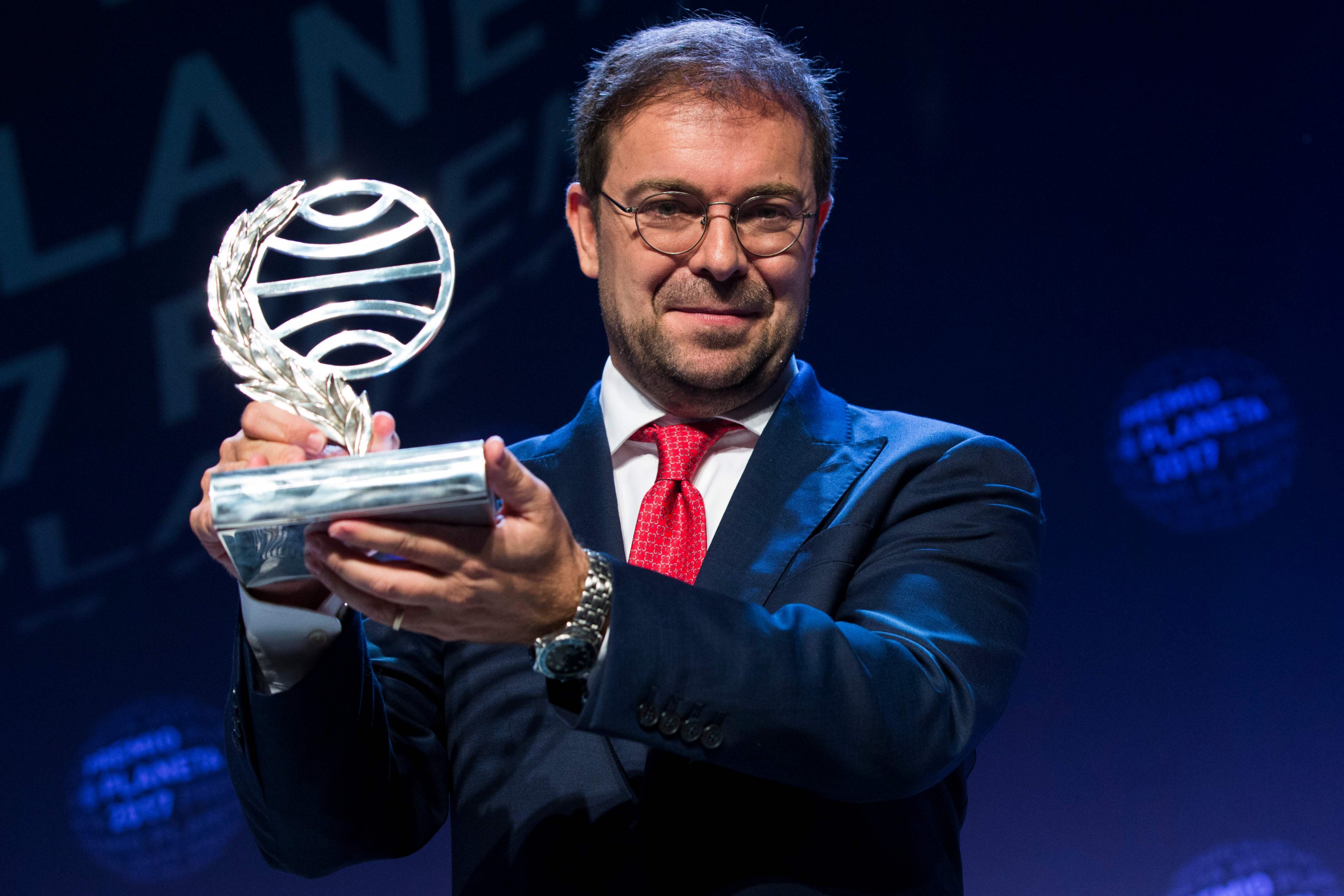 Javier Sierra posa luego de recibir el Premio Planeta 2017. Foto: AFP