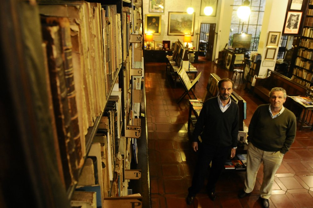 Álvaro Risso y Andrés Linardi, avezados cazadores de bibliotecas.