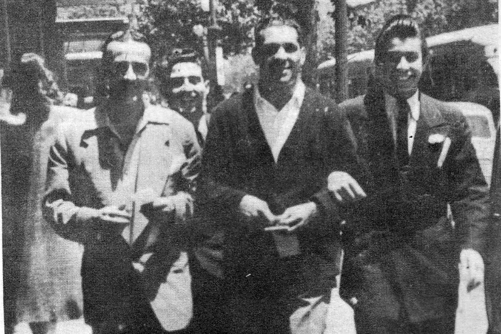 Obdulio Varela y dos compañeros buscan colaboraciones por la avenida 18 de Julio en 1948