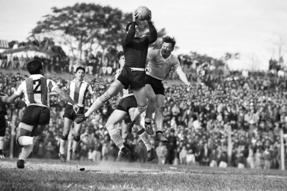 Javier Ambrois salta buscando el centro que quedó en las manos del arquero paraguayo. Pese a esa derrota, hubo una posibilidad más de clasificar y fue rechazada por la AUF. Foto: archivo El País.