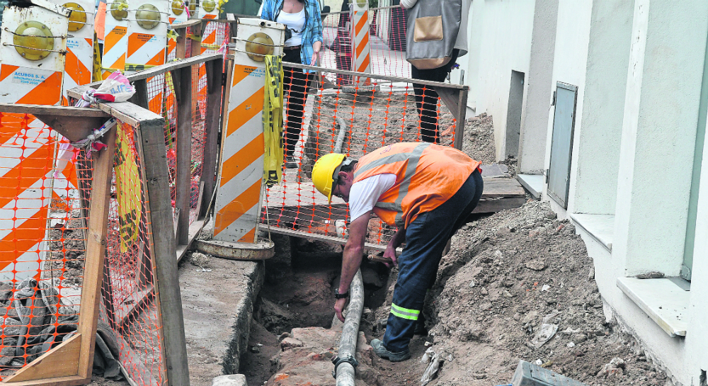 Caño de OSE: todo comenzó cuando la Intendencia resolvió arreglar las antiguas veredas que circunvalan la histórica Plaza Zabala. Foto: A. Colmegna