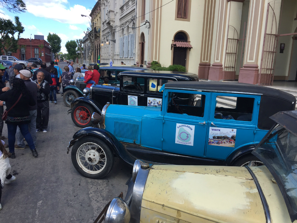 Los vehículos frenaban frente a sitios religiosos. Foto: Néstor Araújo