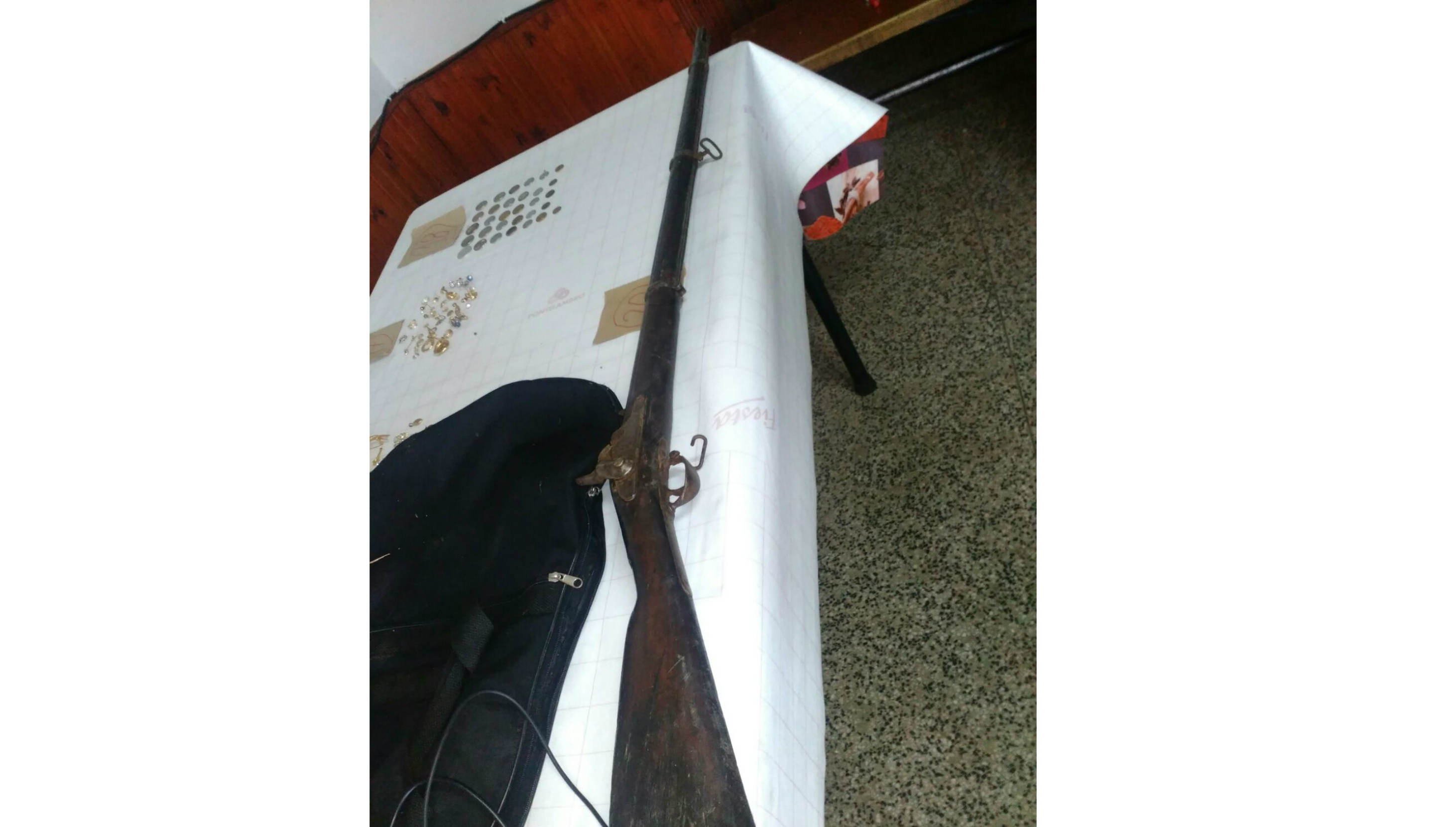 El pescador también se encontró con un rifle. Foto: Armada Nacional