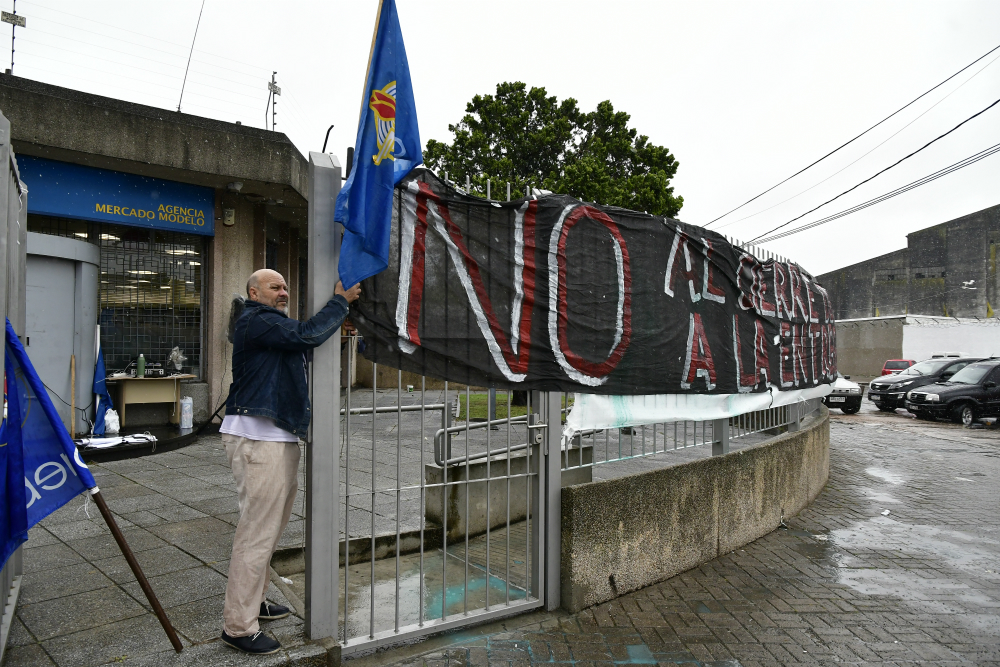AEBU ocupó una sucursal del Banco República. Foto: Fernando Ponzetto