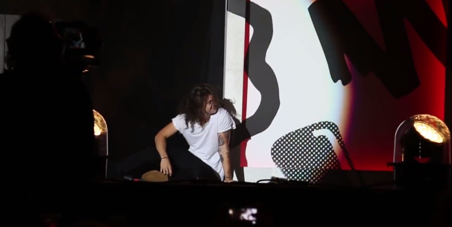 Harry Styles cae en el escenario.
