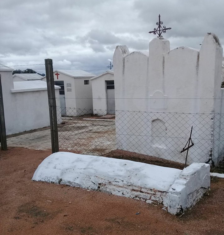 Extramuros: una tumba misteriosa en un cementerio de Cerro Largo. Foto: N. Araújo