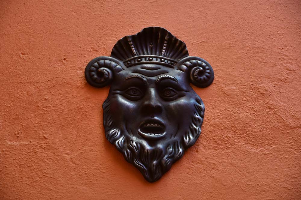 El Fauno, una de las tantas máscaras que adornan las paredes.
