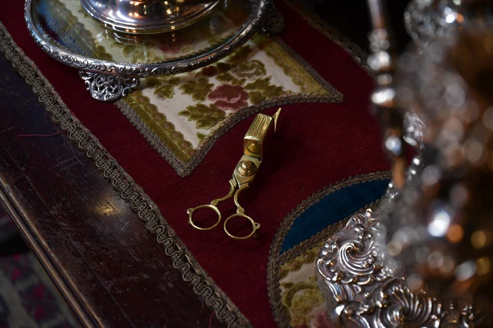 El despabilador, adminículo utilizado para descabezar cabos de vela.