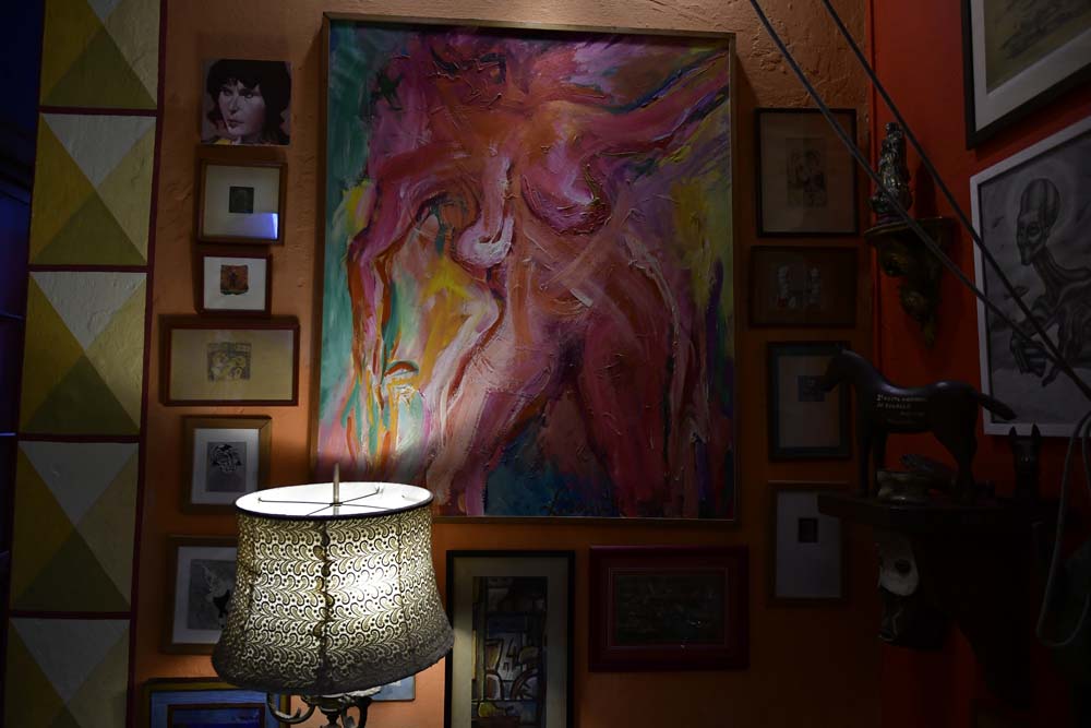 Pinturas de Lacy Duarte, Solari, Musso y Seveso en las paredes.