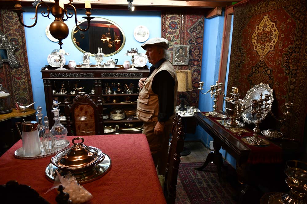 Pansacchi en la sala principal de la casa. Foto: Fernando Ponzetto