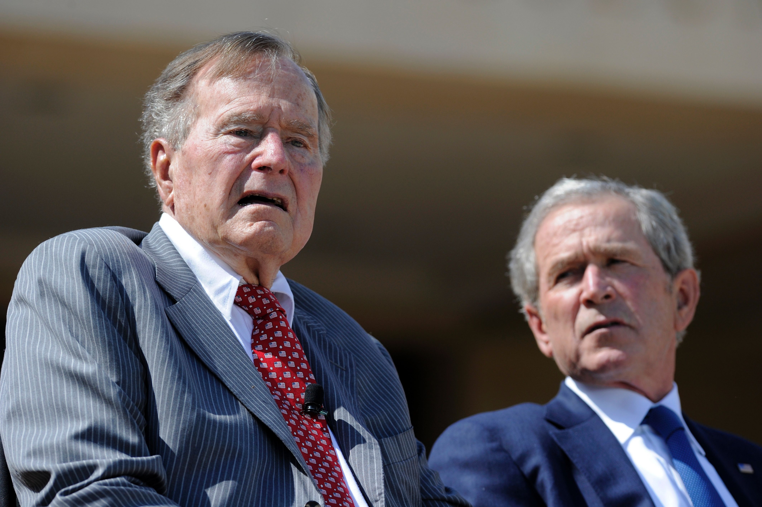 George H. W. Bush junto a George W. Bush. Foto: AFP