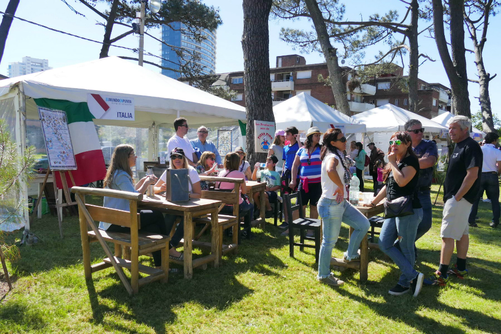 Plaza México: se montaron stands y un gran patio de comidas. Foto. R. Figueredo