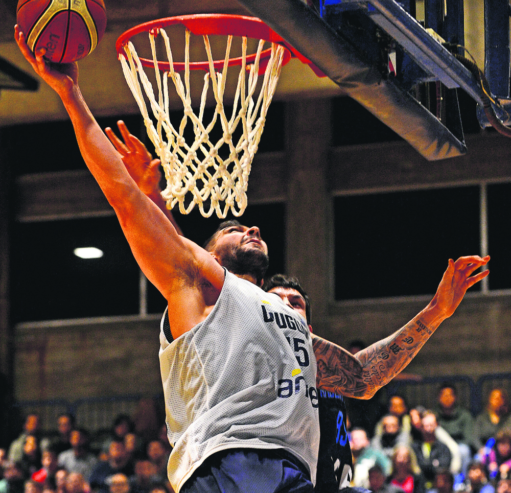 Batista a punto de hundir la pelota defendiendo a Uruguay. Foto: G. Pérez