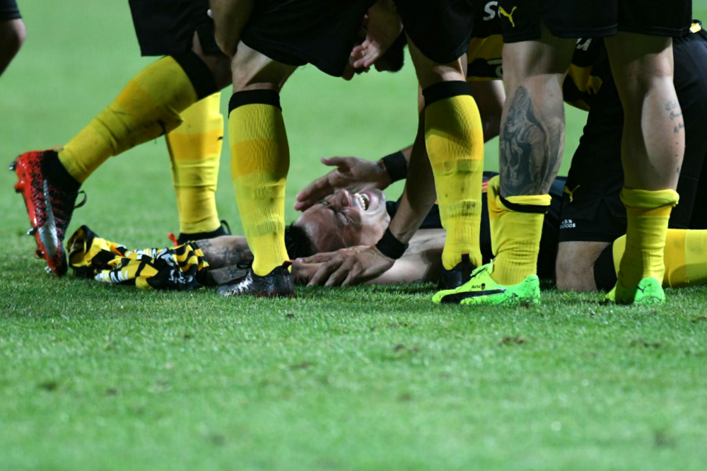 Fabián Estoyanoff ríe en el piso tras un nuevo gol en Peñarol. Foto: Ariel Colmegna