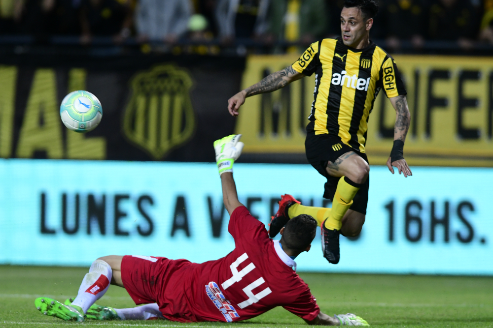 Fabián Estoyanoff en el duelo contra Guillermo Reyes en el Peñarol-Defensor. Foto: Gerardo Pérez