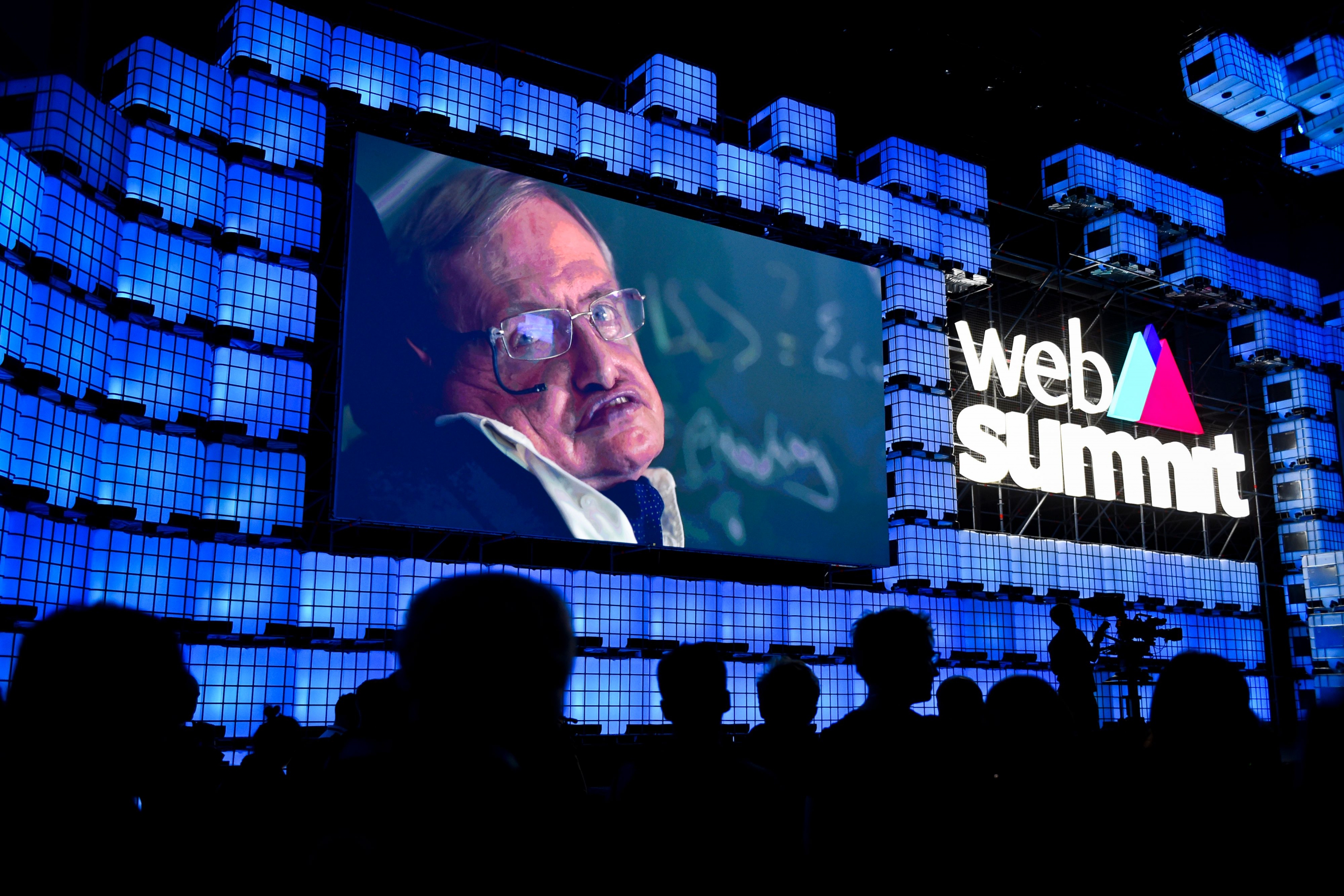 Stephen Hawking en su teleconferencia del Web Summit de Lisboa. Foto: AFP