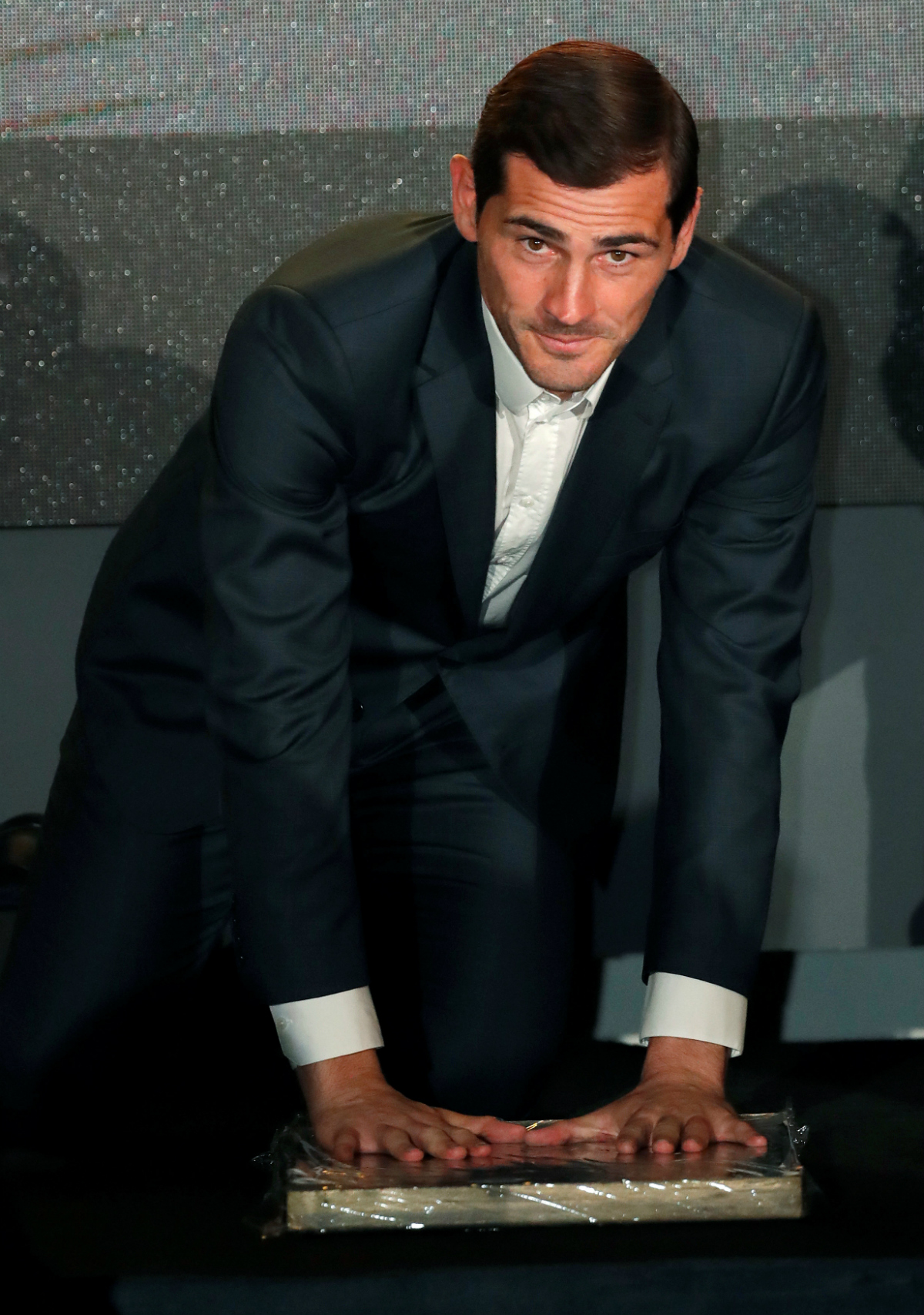 Iker Casillas inmortalizó sus manos. Foto: Reuters