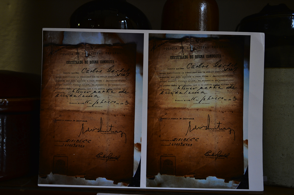 El certificado de buena conducta que solicitó Carlos Gardel. Foto: Gerardo Pérez