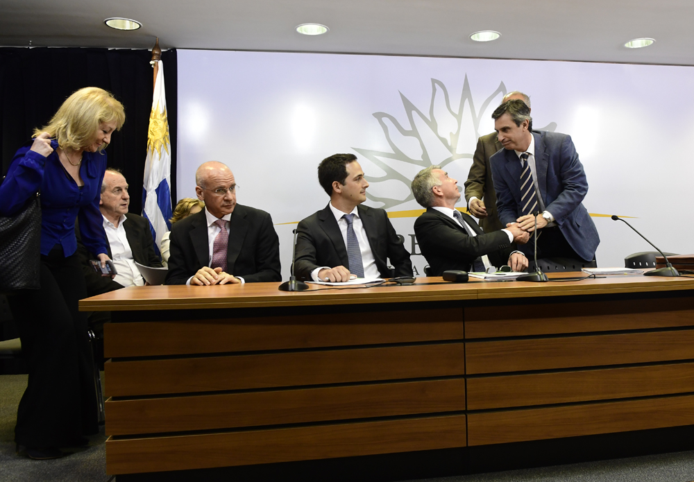 Firma del acuerdo entre el gobierno y UPM. Foto: Presidencia