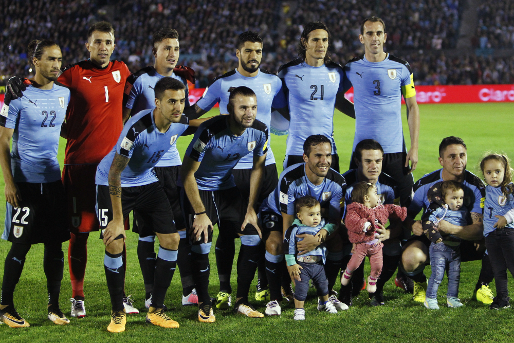 La alineación de Uruguay en el partido por Eliminatorias en el Centenario. Foto: EFE