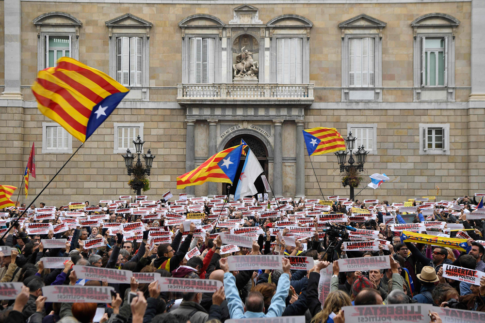 Unas 8 mil personas se congregaron ayer frente a la Generalitat para pedir la liberación de los secesiontistas presos. Foto: AFP