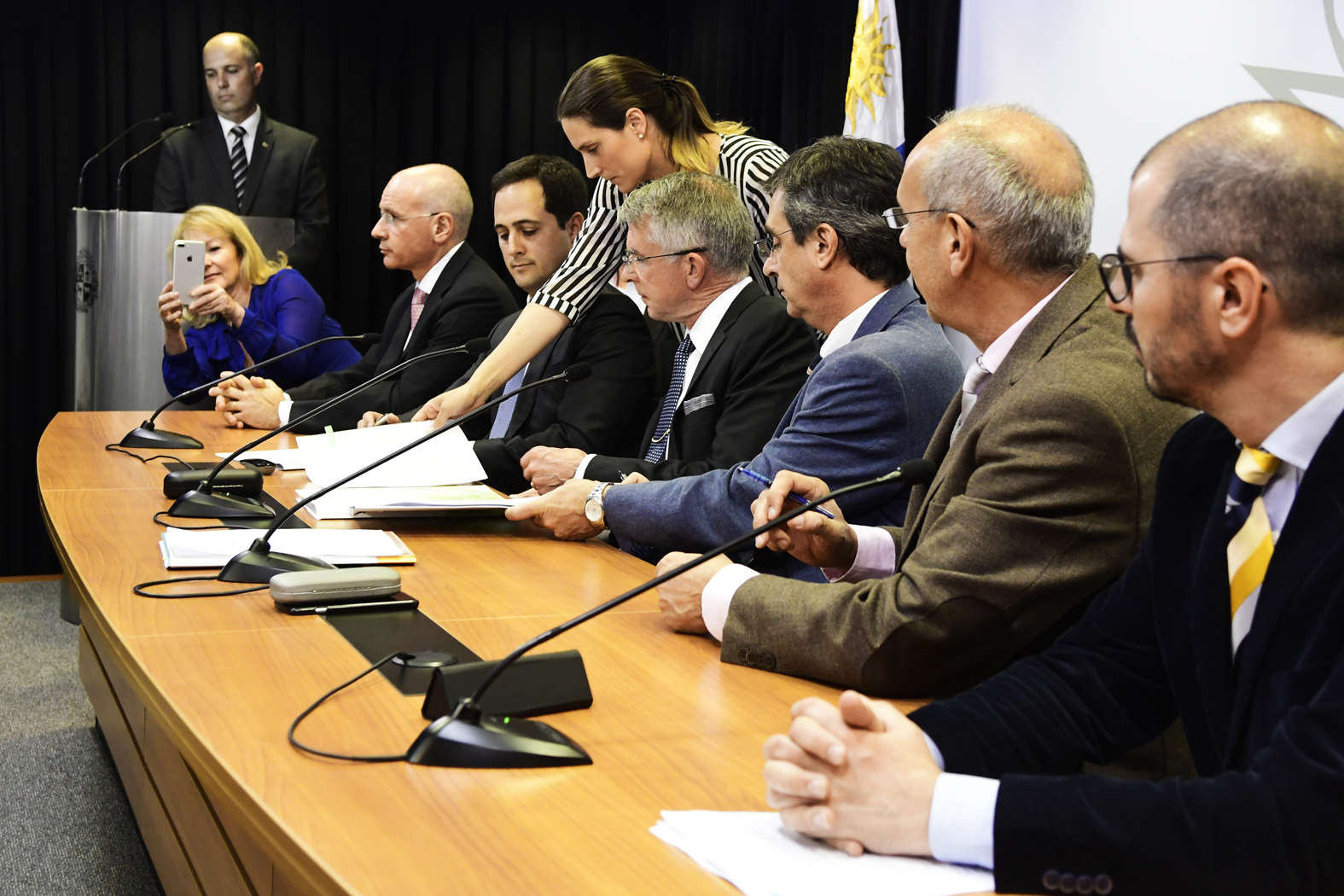 Carolina Cosse toma una foto en la firma del acuerdo entre la empresa Finlandesa UPM y el Gobierno. Foto: Marcelo Bonjour