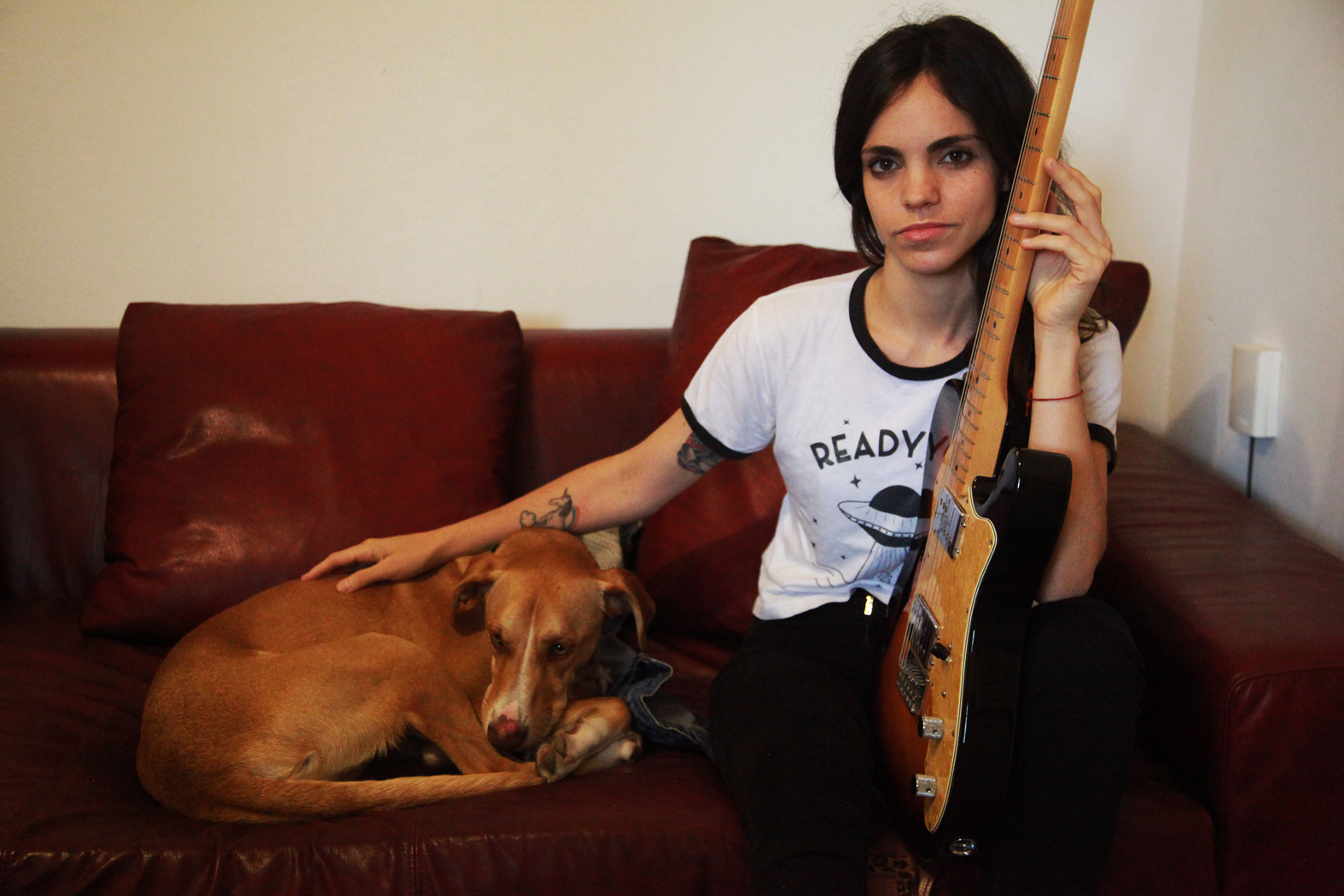 Retrato de la cantante Loli Molina en su casa de Montevideo. Foto: Mateo Vázquez