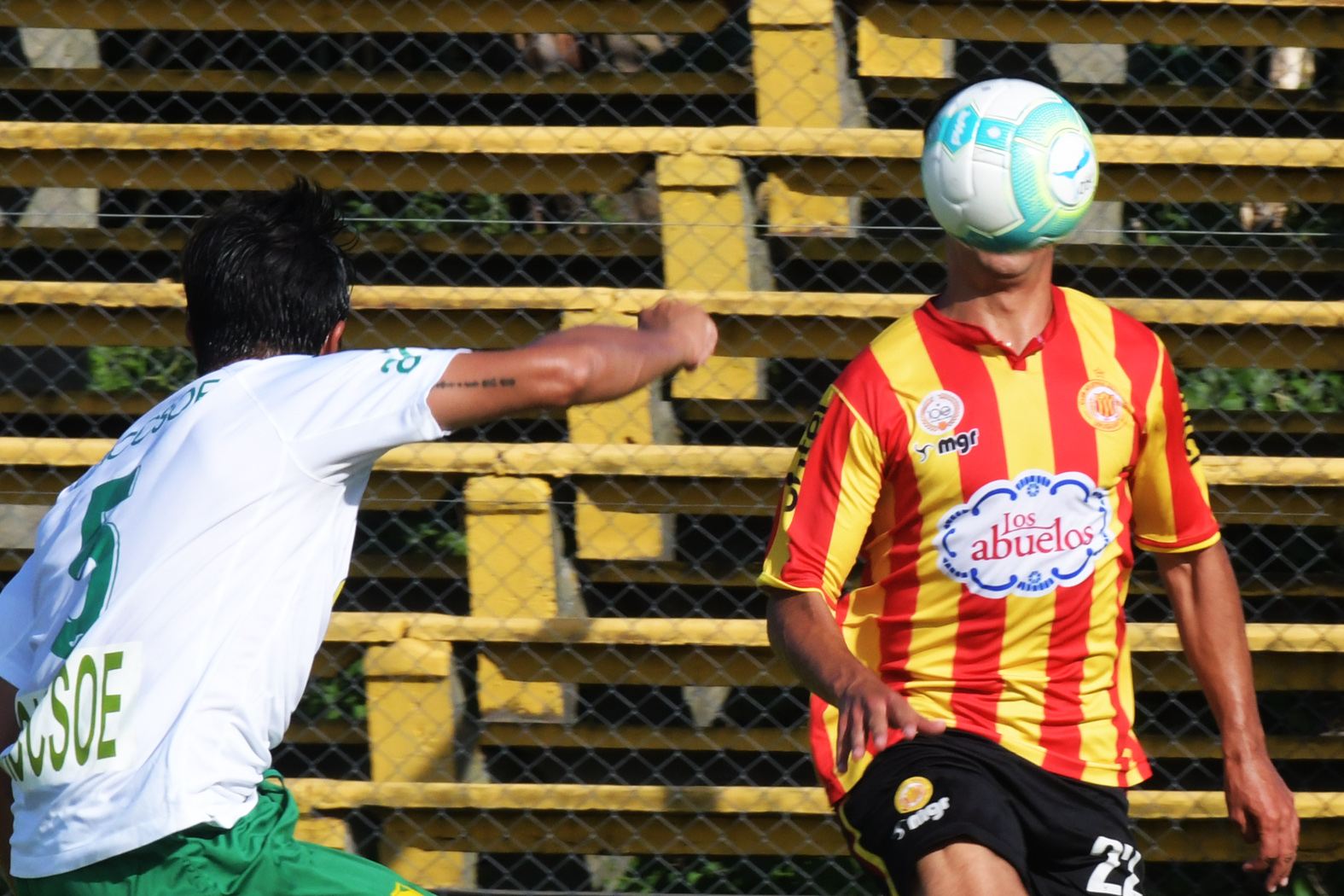 El hombre pelota apareció en la cancha de Progreso. Foto: Francisco Flores