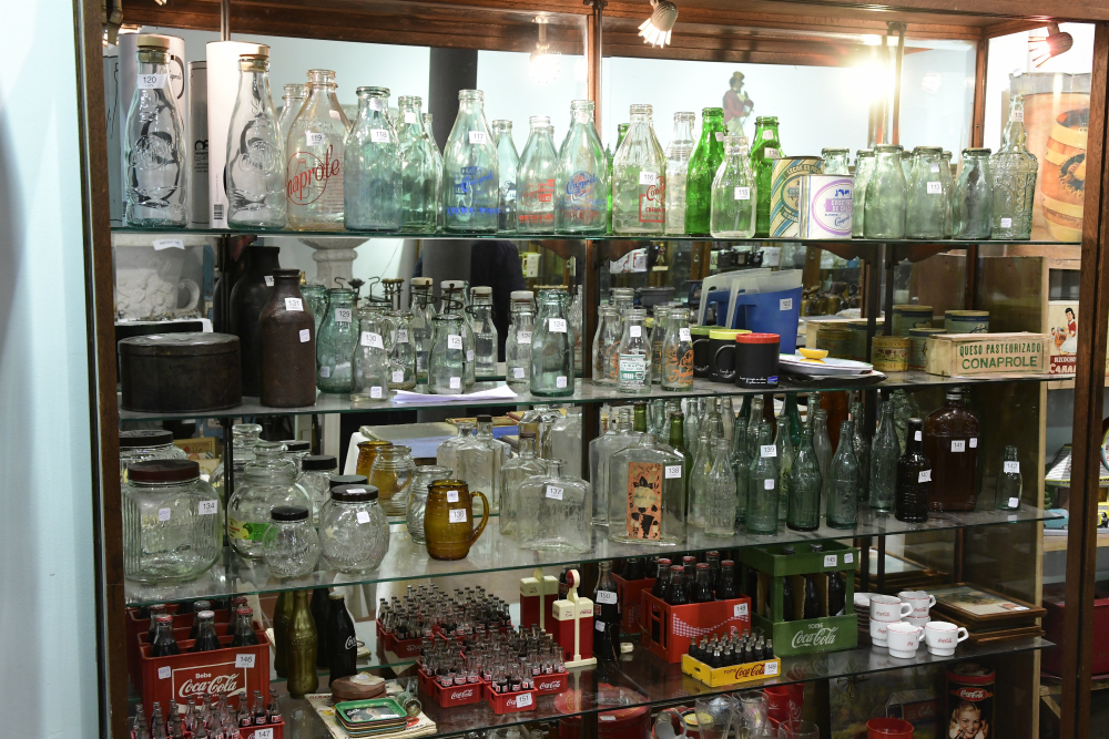 Los lotes que saldrán a subasta colman las vitrinas del salón de Bavastro en la calle Misiones. Foto: Marcelo Bonjour